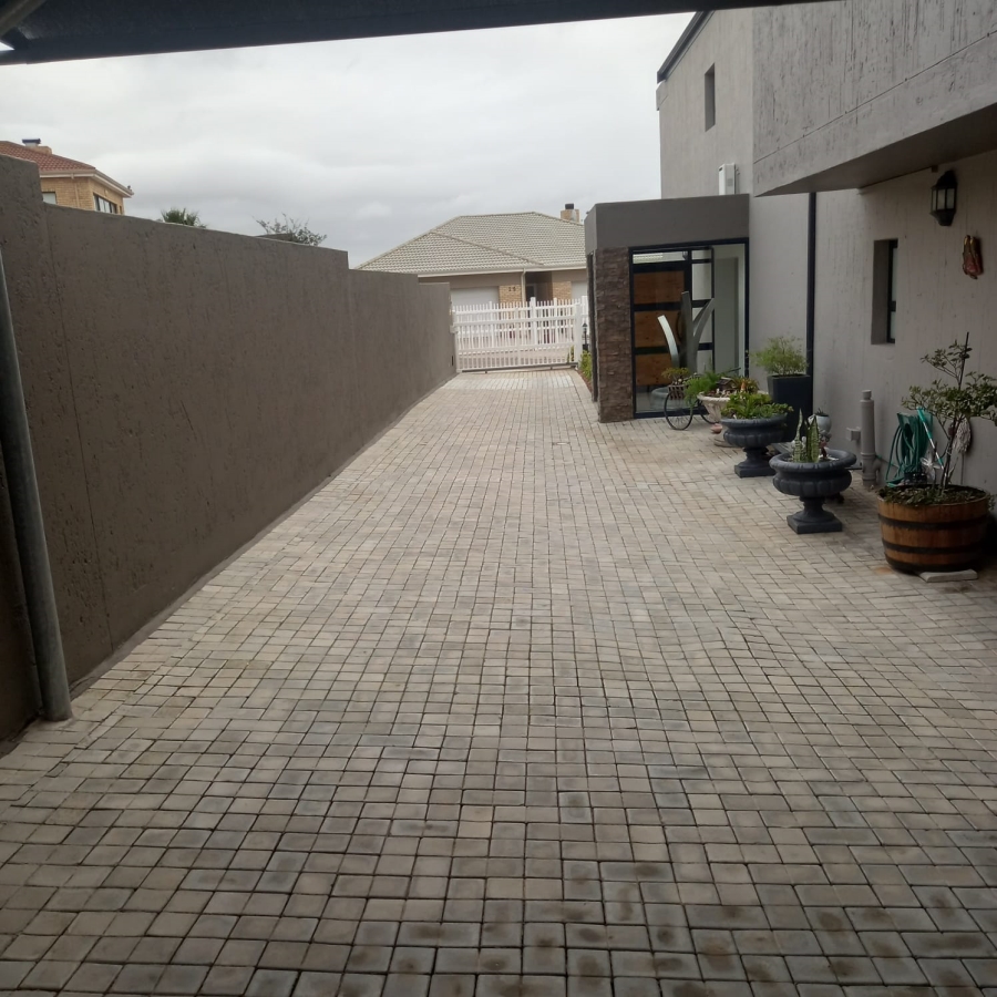 4 Bedroom Property for Sale in Menkenkop Western Cape